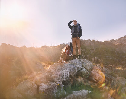 Junges Paar beim Wandern, stehend auf einem Felsen - CAIF05117