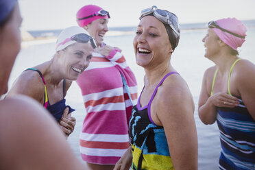 Lachende Freiwasserschwimmerinnen, die sich mit Handtüchern abtrocknen - CAIF05206