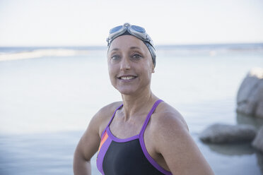 Porträt einer lächelnden, selbstbewussten Freiwasserschwimmerin im Meer - CAIF05229