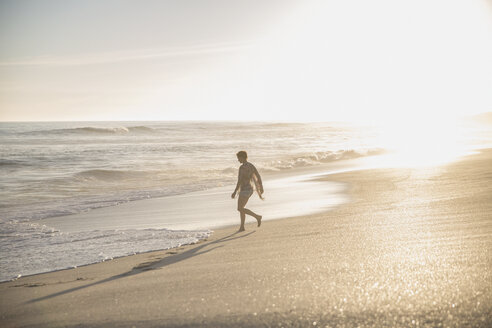 Silhouette Frau zu Fuß auf sonnigen Sommer Ozean Strand - CAIF05251