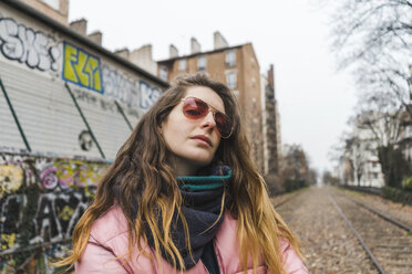 Porträt einer jungen Frau mit Sonnenbrille - AFVF00286