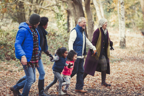 Mehrgenerationenfamilie beim Spaziergang im Herbstpark - CAIF05435