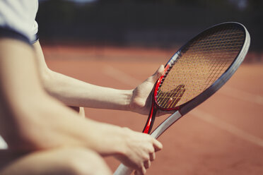 Junger männlicher Tennisspieler mit Tennisschläger - CAIF05483