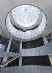 Glasfenster-Rotundenarchitektur im modernen Büro-Atrium - CAIF05496