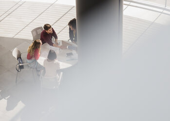 Treffen von Geschäftsleuten, Planung im Büro - CAIF05499