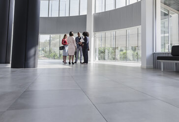 Geschäftsleute im Gespräch in einer modernen Büro-Lobby - CAIF05504