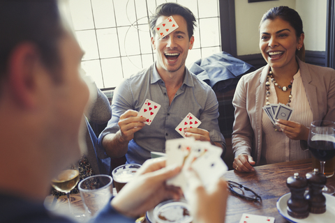 Freunde spielen Blind Man's Bluff in einer Bar, lizenzfreies Stockfoto