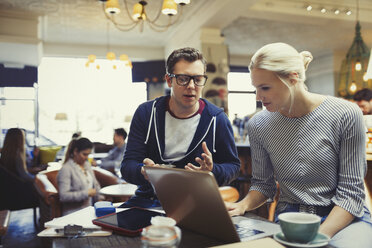 Kreative Geschäftsleute mit Laptop im Café - CAIF05547