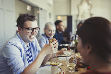 Freunde unterhalten sich und essen am Restauranttisch - CAIF05554