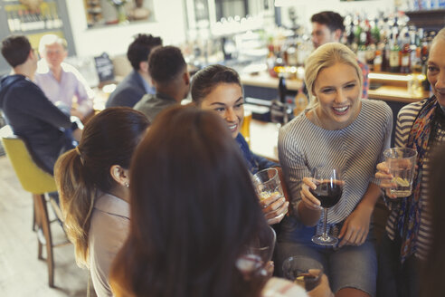 Freundinnen trinken und reden in einer Bar - CAIF05573