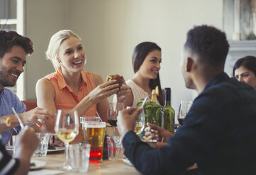 Freunde unterhalten sich und essen am Restauranttisch - CAIF05623