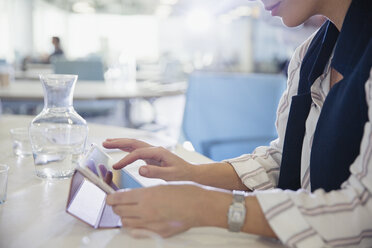 Geschäftsfrau benutzt digitales Tablet im Büro - CAIF05684