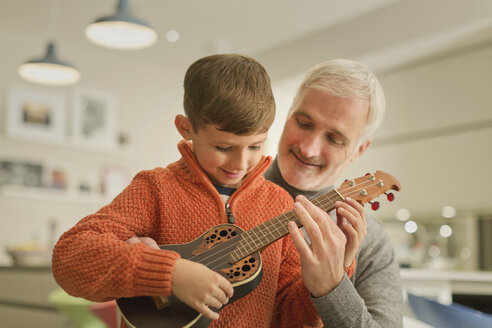 Vater bringt Sohn Ukulele spielen bei - CAIF05734