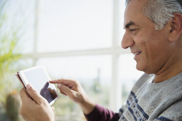 Älterer Mann mit digitalem Tablet - CAIF05745