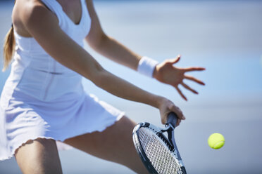 Tennisspielerin spielt Tennis, hält Tennisschläger - CAIF05819