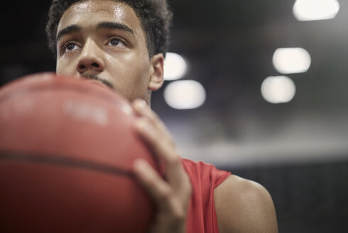 Nahaufnahme fokussiert jungen männlichen Basketballspieler hält Basketball - CAIF05855