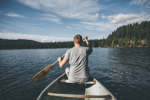 Kanada, British Columbia, Mann im Kanu auf dem Cultus Lake, lizenzfreies Stockfoto