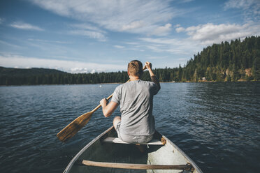 Kanada, British Columbia, Mann im Kanu auf dem Cultus Lake - GUSF00410