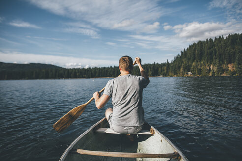 Canada, British Columbia, man in canoe on Cultus Lake - GUSF00410