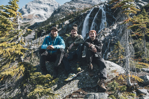 Kanada, Britisch-Kolumbien, Glacier National Park, drei Wanderer rasten am Sir Donald Trail - GUSF00412