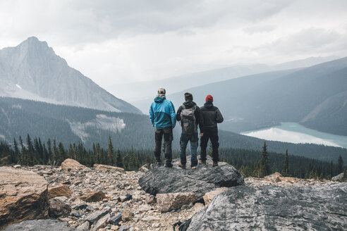 Kanada, Britisch-Kolumbien, Yoho-Nationalpark, Wanderer am Mount Burgess mit Blick auf den Emerald Lake - GUSF00417