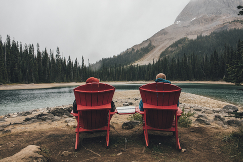 Kanada, Britisch-Kolumbien, Yoho-Nationalpark, zwei Männer rasten am Yoho-See, lizenzfreies Stockfoto