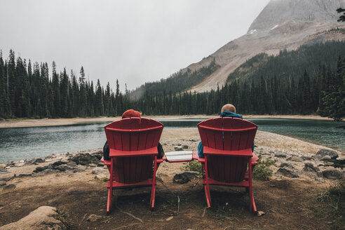 Canada, British Columbia, Yoho National Park, two men resting at Yoho Lake - GUSF00419
