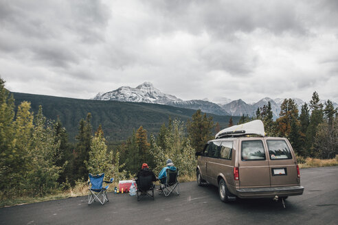 Kanada, Alberta, Banff National Park, Freunde mit Minivan rasten am Icefields Parkway - GUSF00424