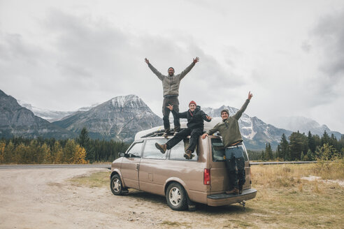 Canada, Alberta, Banff National Park, happy friends with minivan at Icefields Parkway - GUSF00426