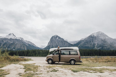 Kanada, Alberta, Banff National Park, Mann mit Minivan am Icefields Parkway - GUSF00428