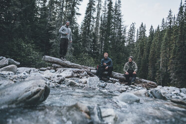 Kanada, British Columbia, Glacier National Park, drei Freunde am Illecillewaet River im Wald - GUSF00431