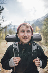 Kanada, British Columbia, Mount Robson Provincial Park, Porträt eines lächelnden Wanderers - GUSF00432