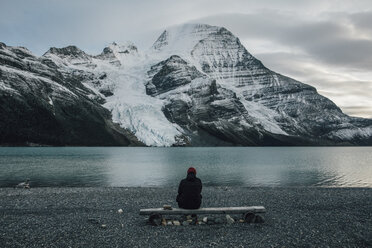 Kanada, British Columbia, Mount Robson Provincial Park, Mann sitzt am Berg Lake - GUSF00436