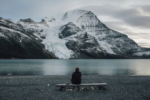 Canada, British Columbia, Mount Robson Provincial Park, man sitting at Berg Lake - GUSF00436