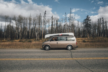 Kanada, British Columbia, Mann mit Minivan auf dem Alaska Highway - GUSF00441