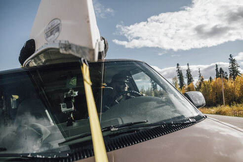 Kanada, British Columbia, Mann mit Kanu auf dem Dach eines Minivans - GUSF00442