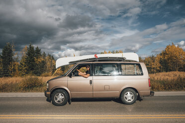 Kanada, British Columbia, Mann mit Minivan auf dem Alaska Highway - GUSF00443