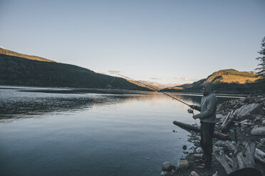 Kanada, British Columbia, Mann beim Angeln am Kinbasket Lake - GUSF00447