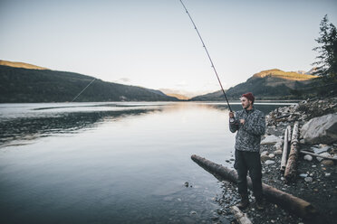 Kanada, British Columbia, Mann beim Angeln am Kinbasket Lake - GUSF00449