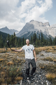 Kanada, British Columbia, Yoho National Park, glücklicher Mann mit Selfie-Stick - GUSF00457