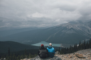 Canada, British Columbia, Yoho National Park, hikers at Mount Burgess looking at Emerald Lake - GUSF00459