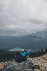Kanada, Britisch-Kolumbien, Yoho-Nationalpark, Wanderer am Mount Burgess mit Blick auf den Emerald Lake - GUSF00460