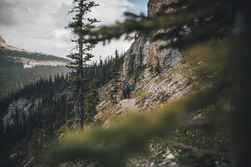 Canada, British Columbia, Yoho National Park, two men hiking at Mount Burgess - GUSF00465