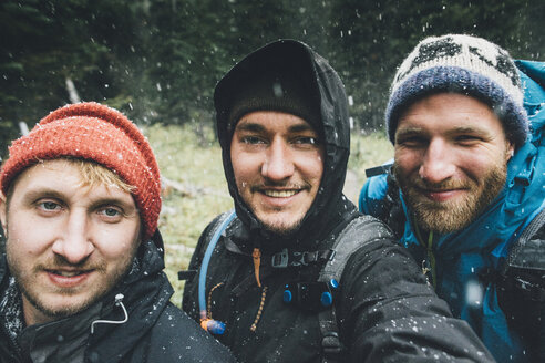 Kanada, British Columbia, Yoho National Park, Selfie von drei lächelnden Wanderern im Schneefall - GUSF00467