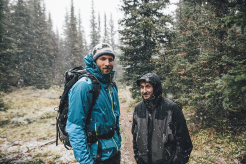 Kanada, Britisch-Kolumbien, Yoho-Nationalpark, Porträt von zwei lächelnden Wanderern im Schneefall - GUSF00468