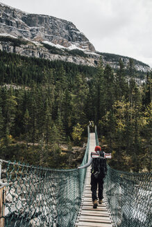 Kanada, British Columbia, Mount Robson Provincial Park, zwei Männer auf einer schwingenden Brücke am Berg Lake Trail - GUSF00474