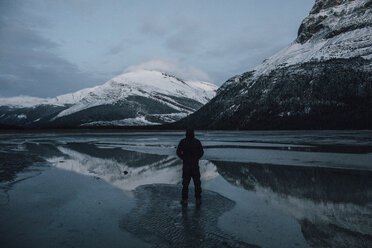 Canada, British Columbia, Mount Robson Provincial Park, man standing at Berg Lake - GUSF00477