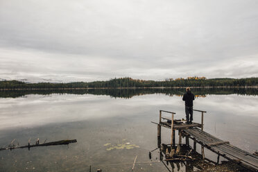 Kanada, British Columbia, Mann beim Angeln am Blue Lake - GUSF00491