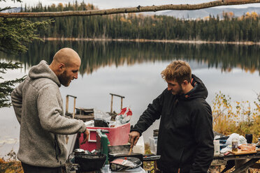 Kanada, British Columbia, zwei Männer beim Kochen am Blue Lake - GUSF00492