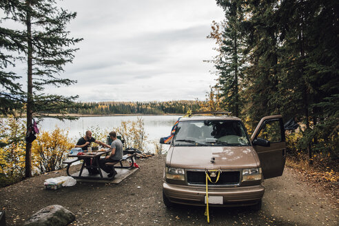 Kanada, British Columbia, Freunde mit Minivan rasten am Boya Lake - GUSF00496